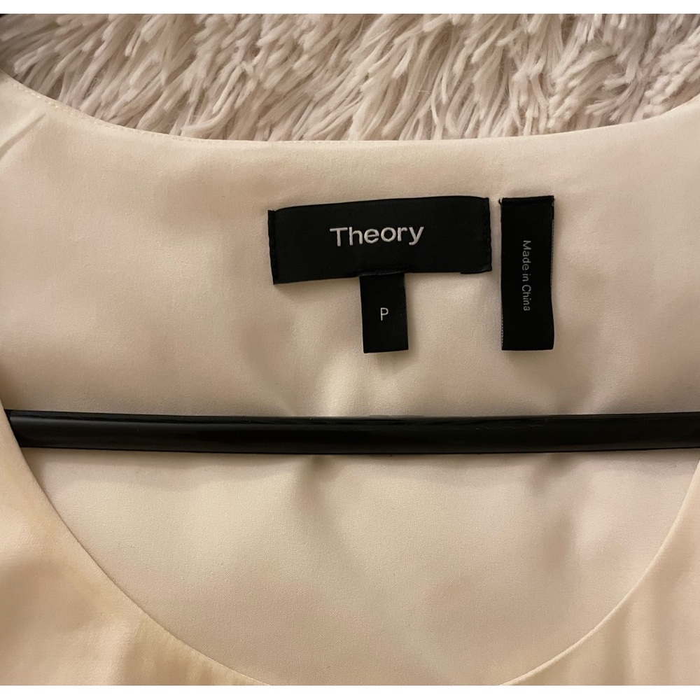 Theory aleukia sheen cream silk blouse 

Condition: new